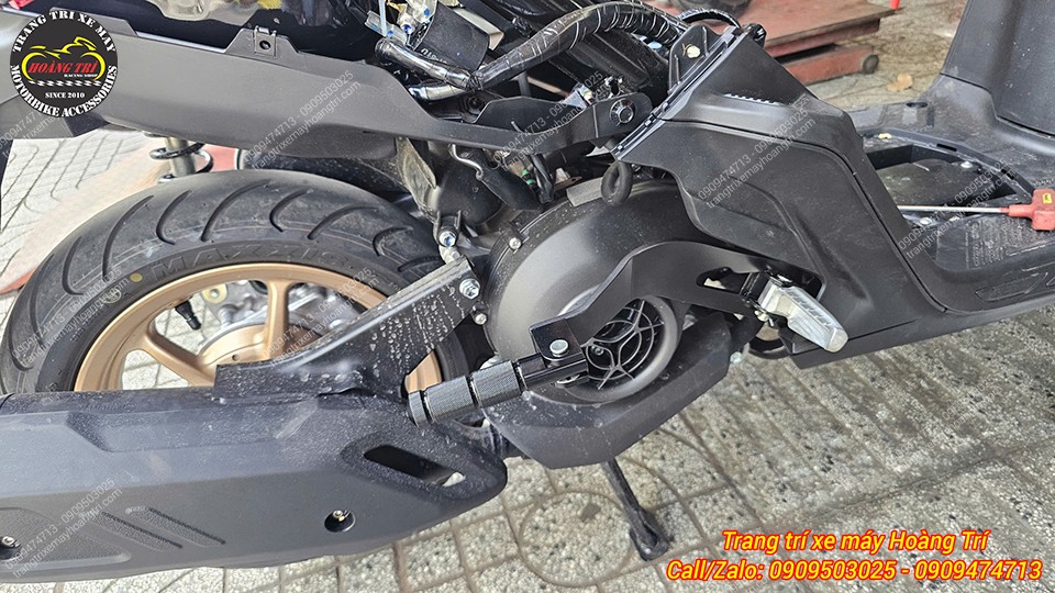 Khu vực hông Yamaha Gear nổi bật hơn sau khi lắp gác chân phụ cho người ngồi sau