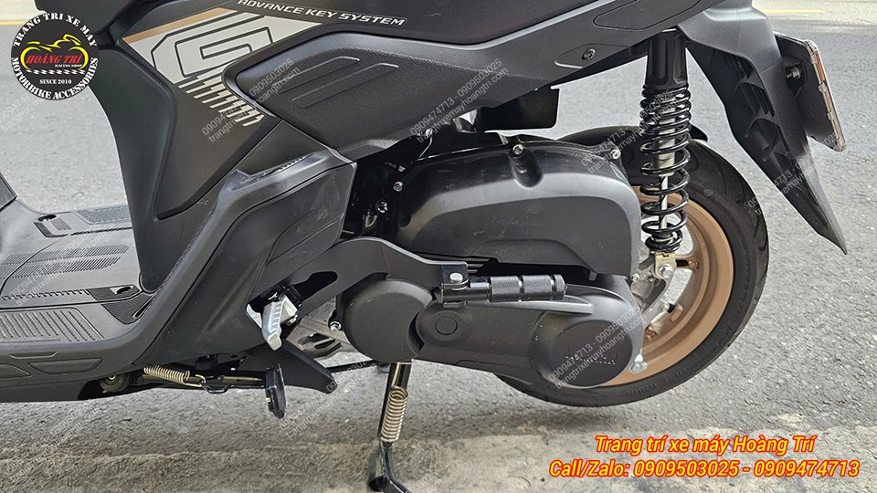 Gác chân phụ Yamaha Gear đồng bộ thiết kế xe, giữ vẻ gọn gàng trong quá trình sử dụng
