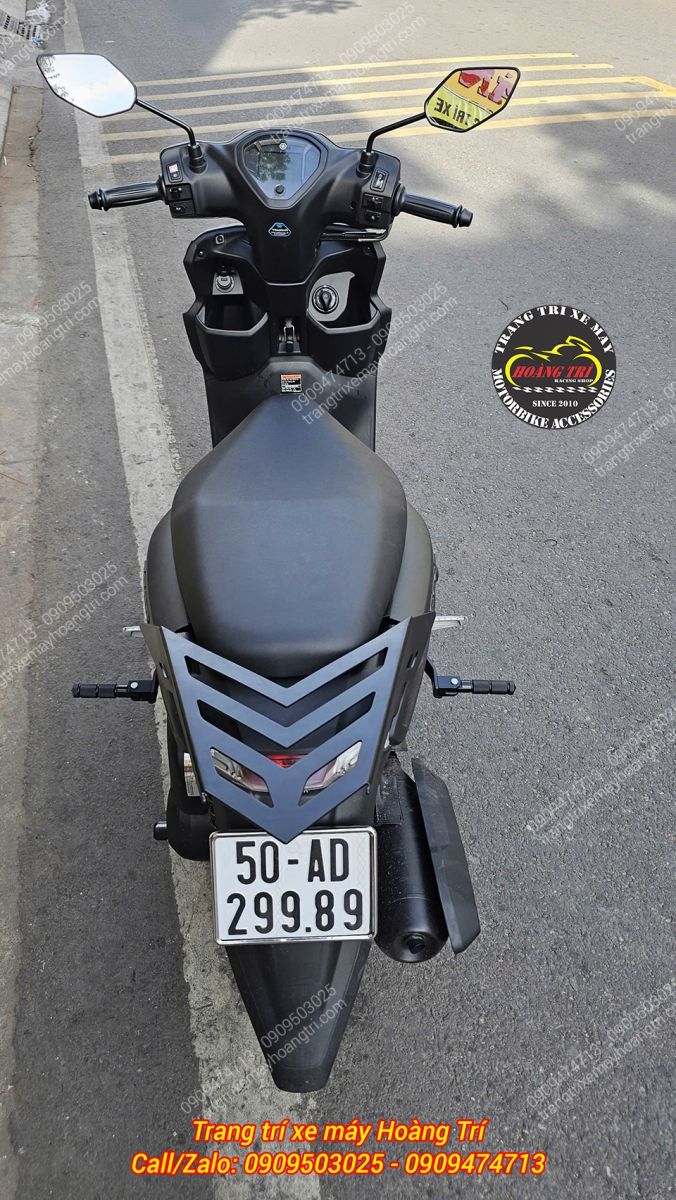 Góc nhìn phía sau Yamaha Gear làm nổi bật hai gác chân phụ lắp đặt cân đối