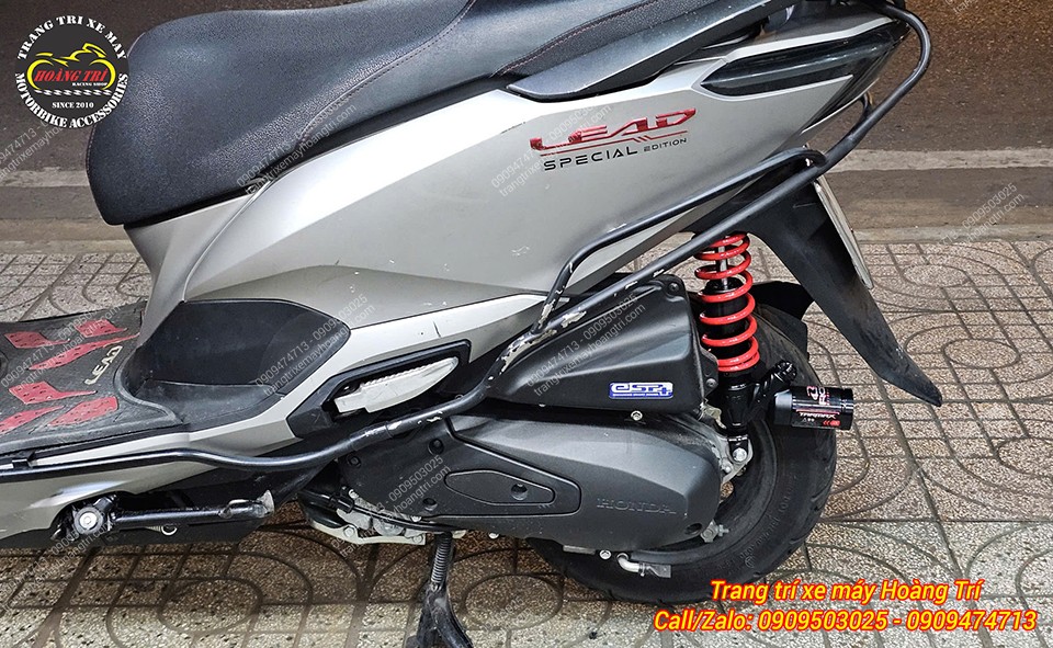 Góc nghiêng làm nổi bật phuộc Racing Boy Tarmax trên Honda Lead 2022, tăng vẻ thể thao và cứng cáp