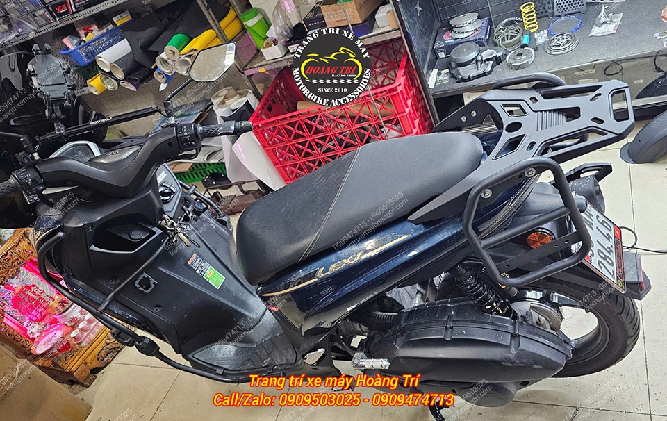 Cận cảnh baga sau nhôm đúc Yamaha Lexi 155 kết hợp baga hông, sẵn sàng gắn túi Motowolf tiện lợi