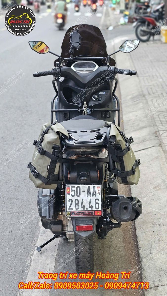 Góc nhìn phía sau Yamaha Lexi 155 nổi bật với baga nhôm đúc và cặp túi hông Motowolf chắc chắn