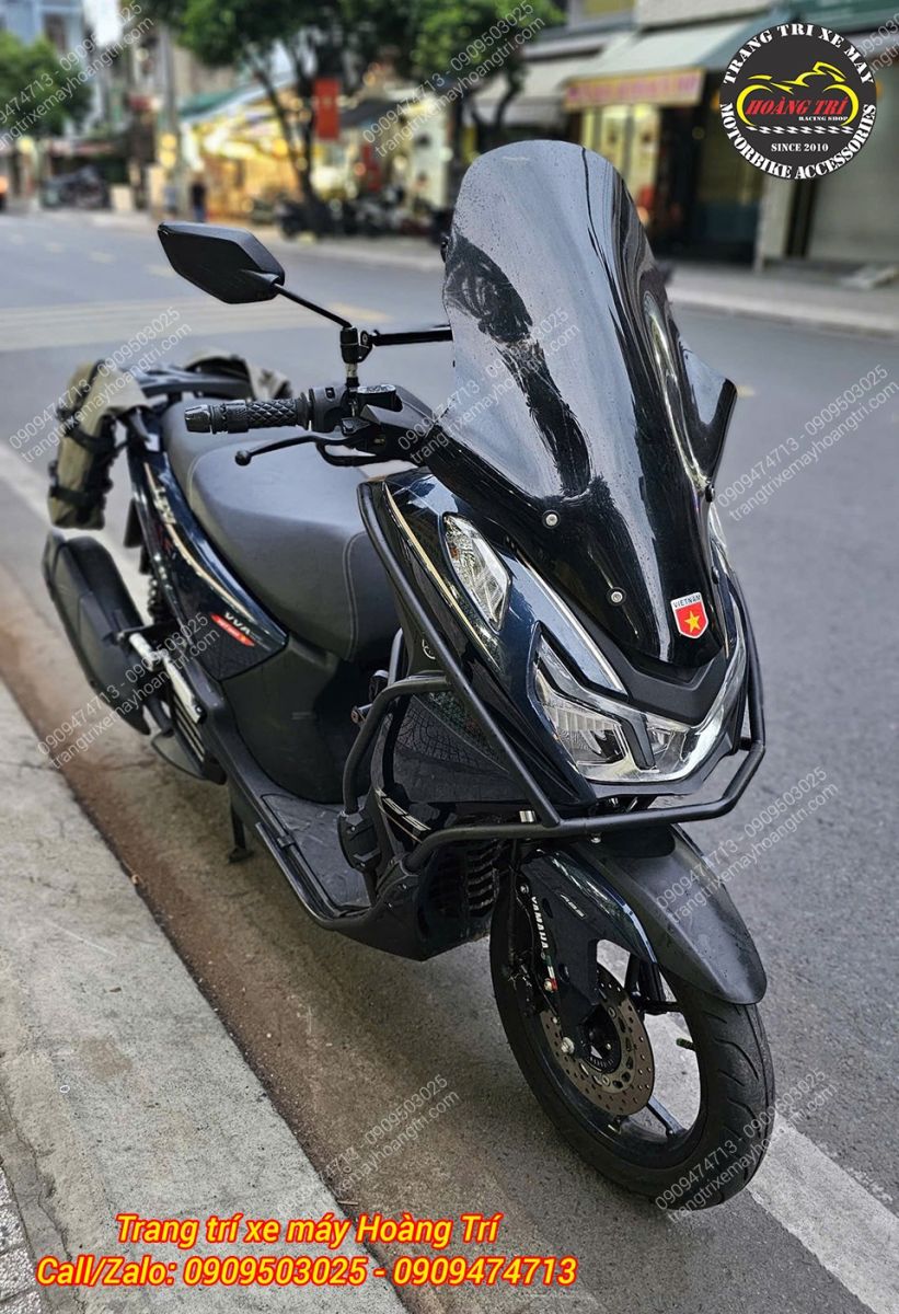 Góc nghiêng Yamaha Lexi 155 nổi bật hơn với khung bảo vệ HTR ôm sát thân xe đầy cứng cáp