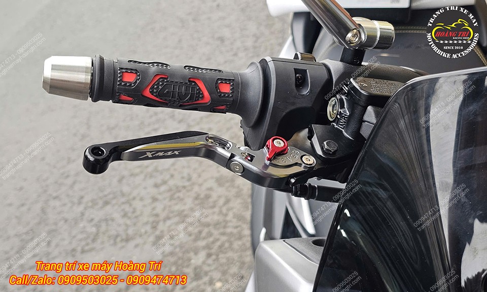 Cận cảnh cùm tay lái nổi bật với bao tay Givi, tay thắng nhôm XMAX và gù tay lái inox