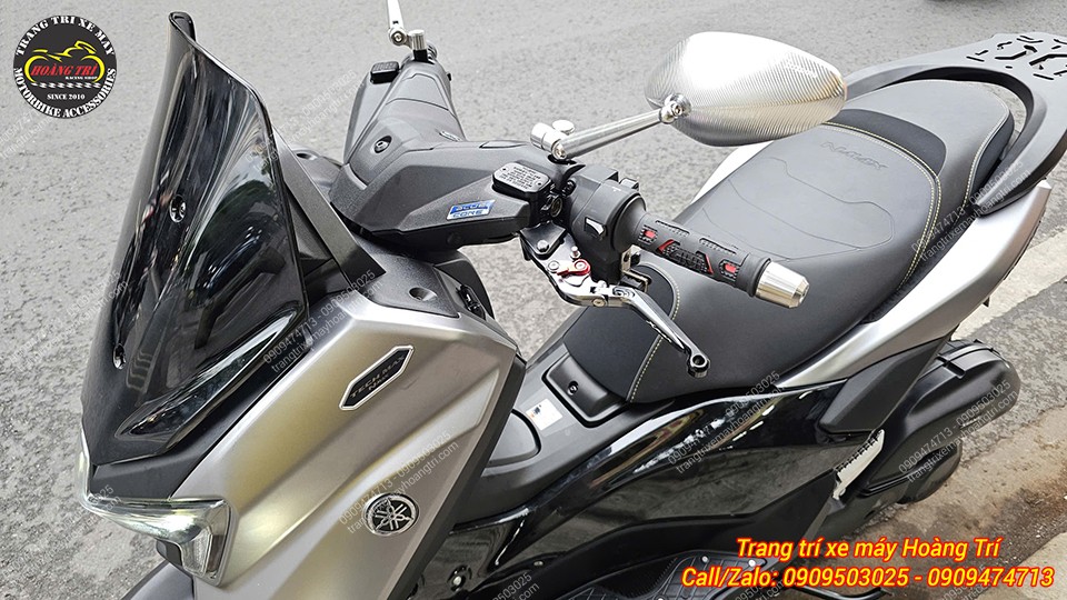 Tổng thể đầu xe Yamaha NMAX hài hòa hơn với bộ phụ kiện tay lái thể thao và tiện dụng
