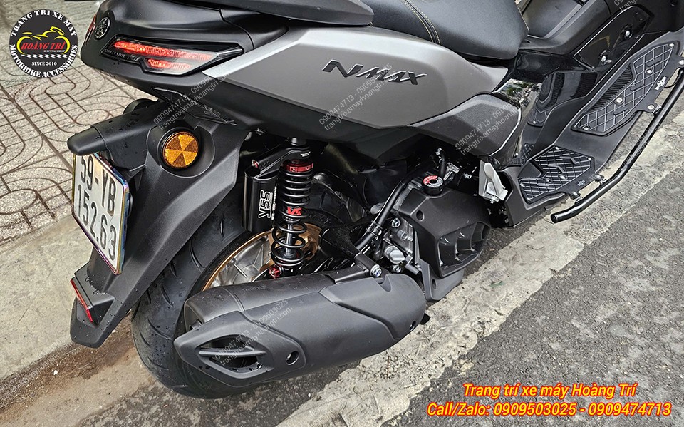 Góc nghiêng bên phải làm nổi bật phuộc YSS G-Sport cùng tổng thể Yamaha NMAX thêm thể thao