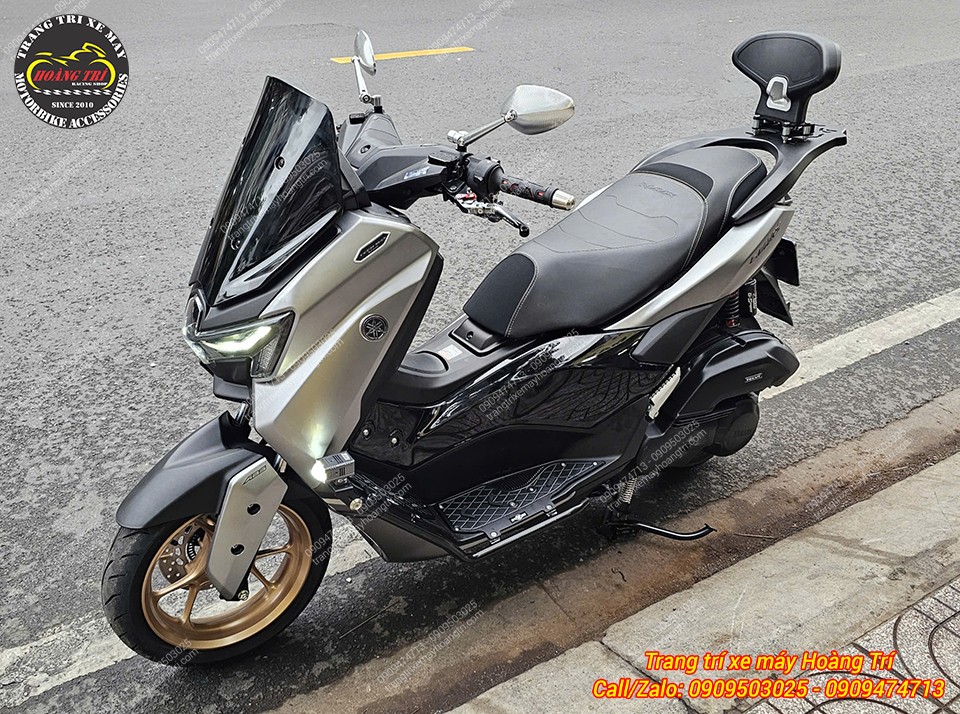 Góc nghiêng làm nổi bật baga sau tựa lưng nhôm đúc NCL hài hòa cùng tổng thể Yamaha NMAX 155