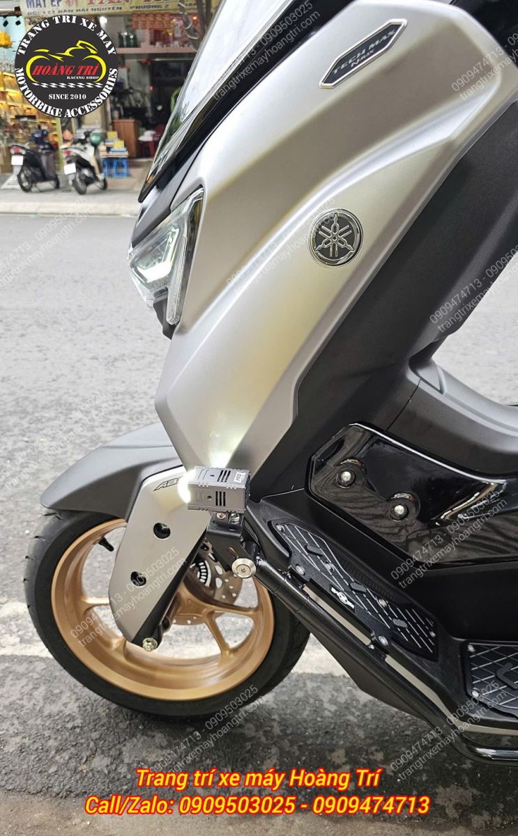 Góc nghiêng làm nổi bật vị trí lắp đèn trợ sáng M10 Ultra hài hòa cùng dàn áo Yamaha NMAX