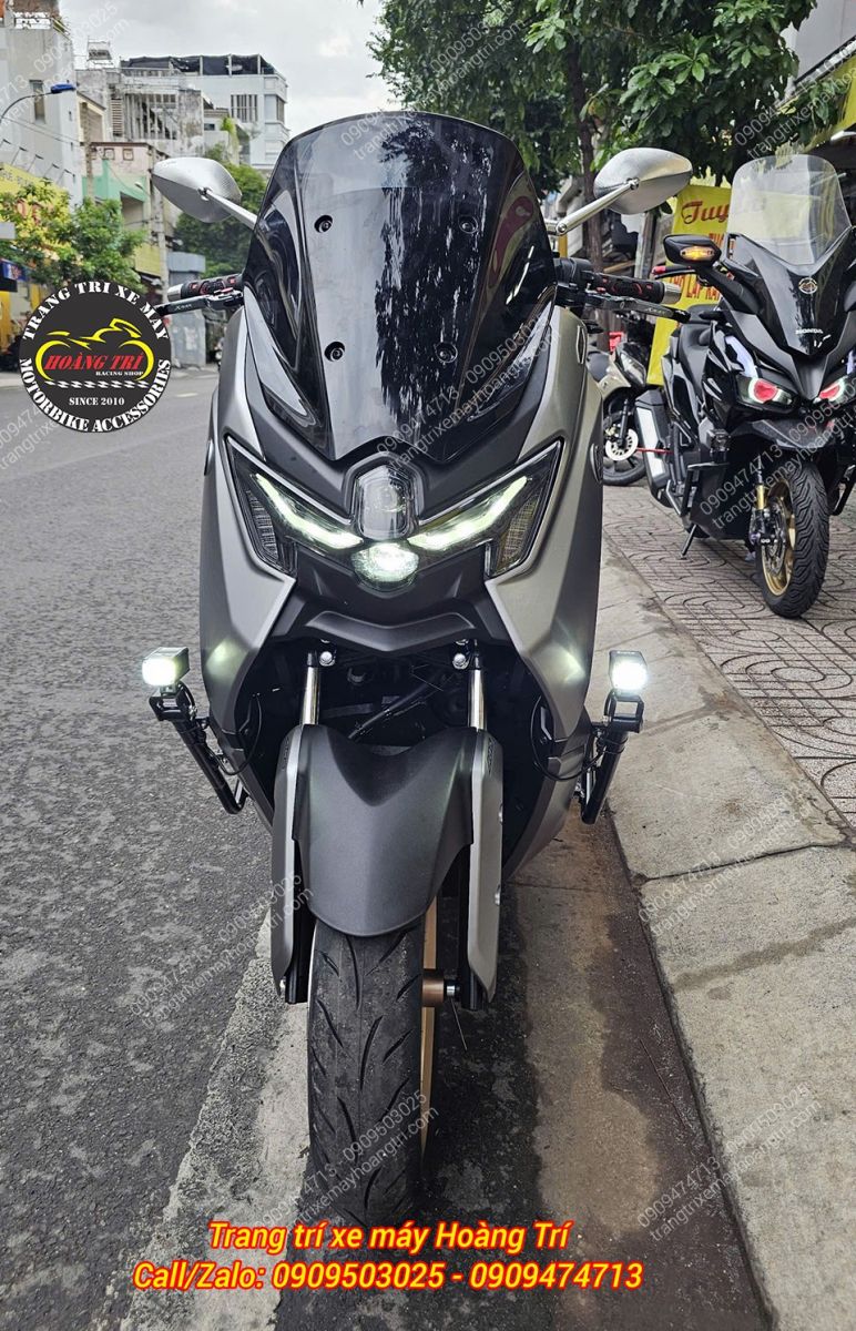 Góc trực diện Yamaha NMAX 155 với đèn trợ sáng M10 Ultra tăng khả năng chiếu sáng và an toàn