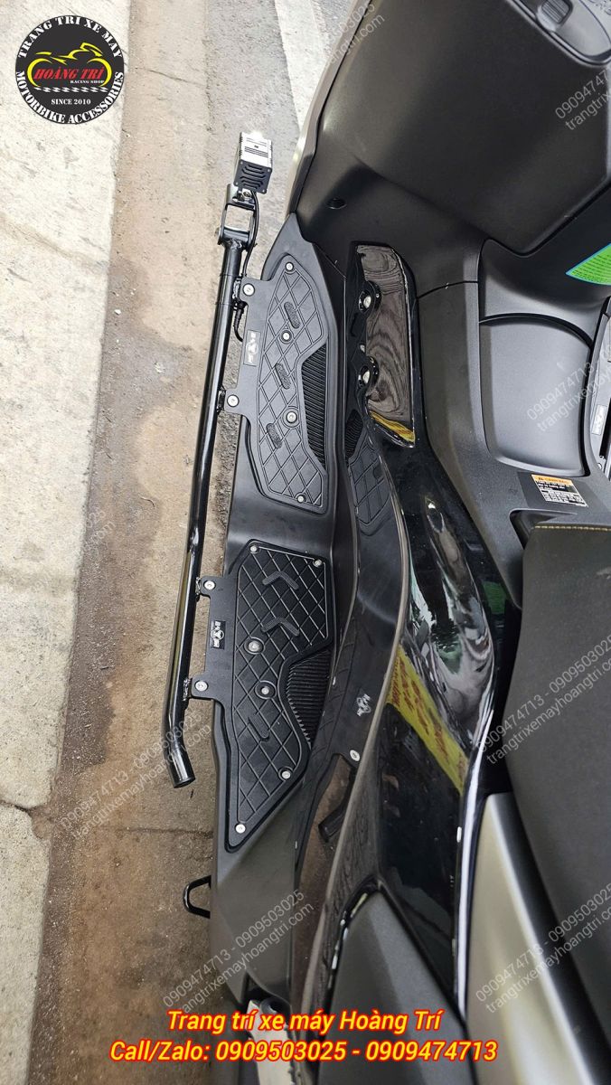 Cận cảnh chống đổ kèm tấm lót chân nhôm CNC bảo vệ dàn áo Yamaha NMAX 155 hiệu quả