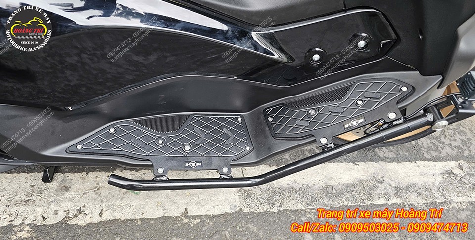 Góc ngang đồng bộ của chống đổ kết hợp tấm lót chân CNC trên dàn áo xe Yamaha NMAX