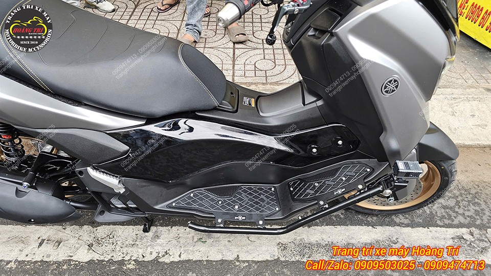 Tổng thể Yamaha NMAX 155 cứng cáp hơn với chống đổ và tấm lót chân nhôm CNC