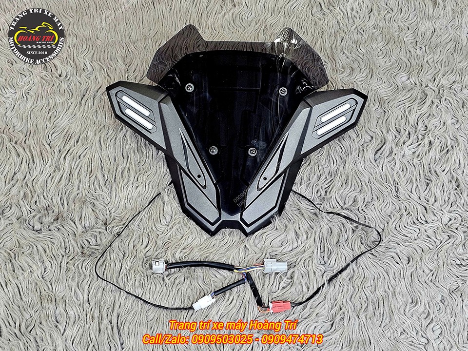 Mặt trước sản phẩm nổi bật thiết kế góc cạnh, tích hợp đèn LED hai bên mang phong cách XMAX 300