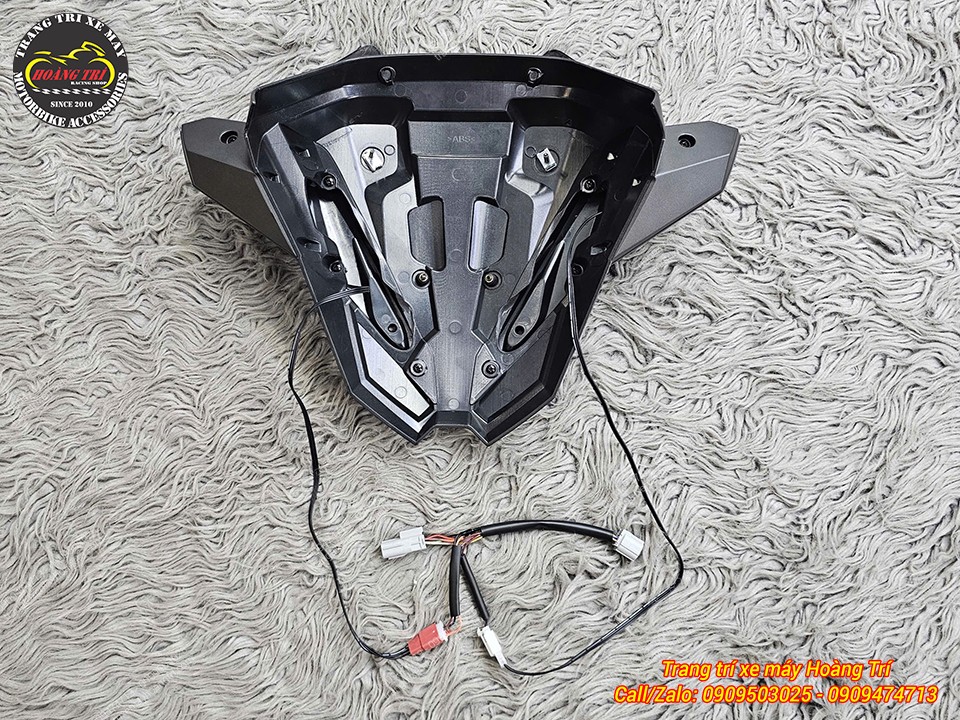 Mặt sau bộ mặt nạ NMAX 155 cho thấy kết cấu chắc chắn cùng hệ thống dây điện gọn gàng