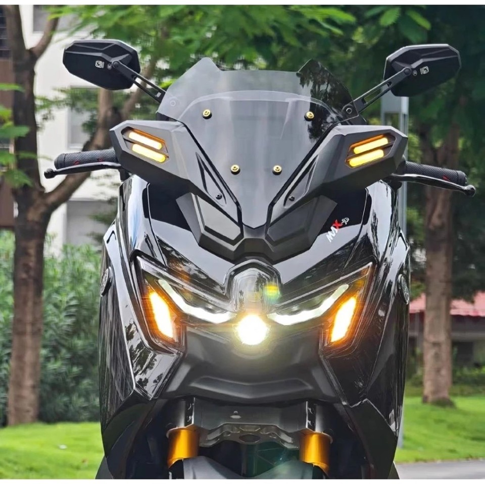 Mặt nạ kính chắn gió kiểu XMAX 300 sau lắp đặt giúp đầu xe NMAX 155 hầm hố và nổi bật