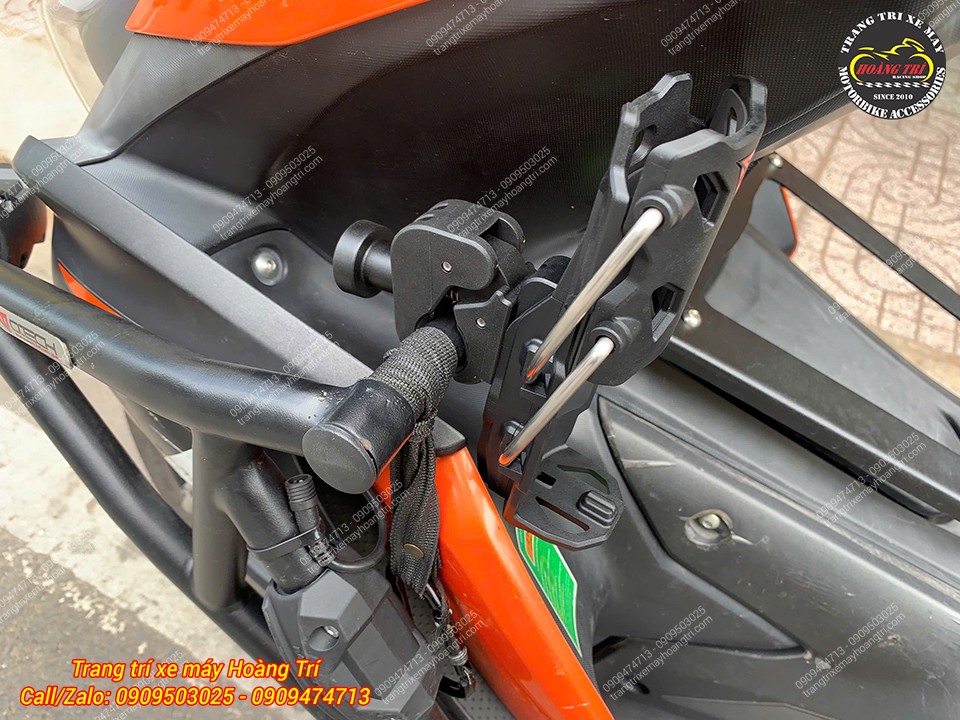 Cận cảnh giá đỡ chai nước Motowolf DH1 gắn NVX, thiết kế chắc chắn và dễ điều chỉnh