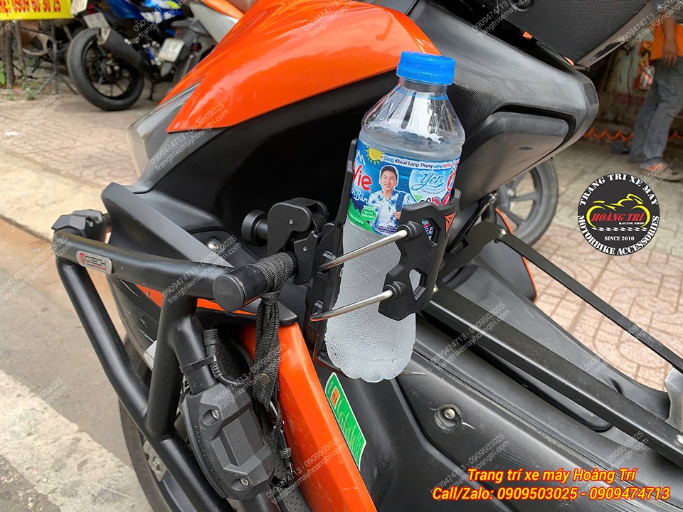 Motowolf DH1 giữ chai nước ổn định trên NVX, vị trí lắp thuận tiện trong quá trình sử dụng