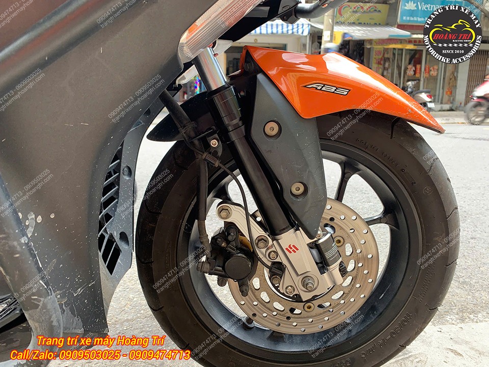 Cận cảnh phuộc trước Kingham lắp NVX, thiết kế bình dầu nổi bật kết hợp hệ thống phanh ABS