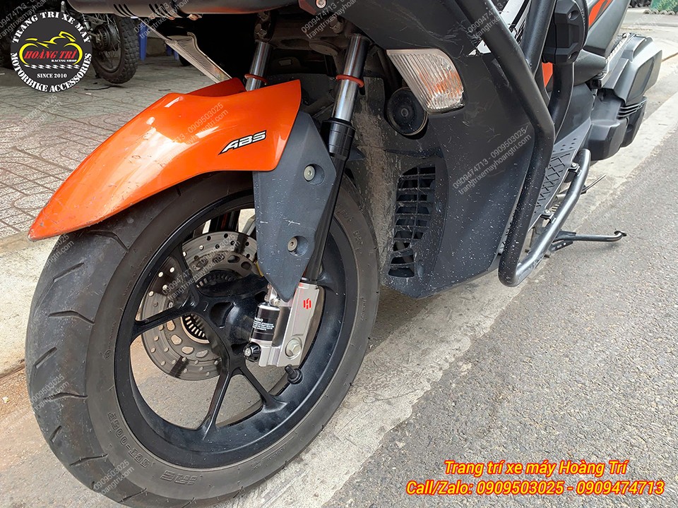 Phuộc trước Kingham trên NVX tạo điểm nhấn cứng cáp, hài hòa cùng mâm và đĩa phanh