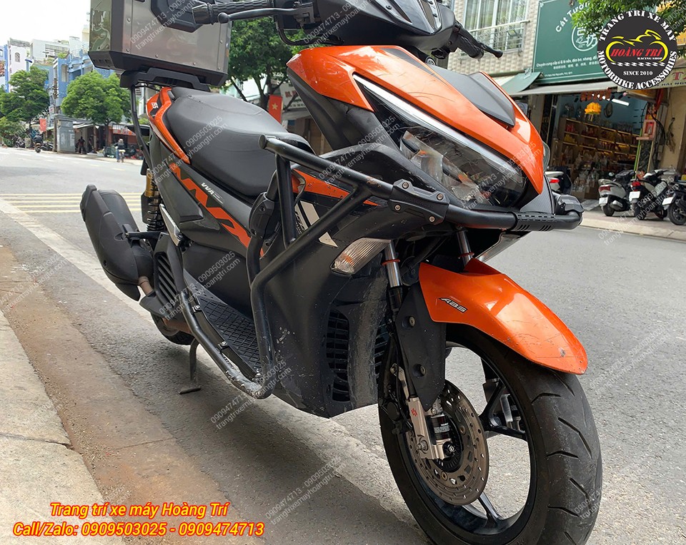Với sự xuất hiện của bộ khung bảo vệ NVX ở góc view ngang giúp tăng sự hầm hố hơn cho xe