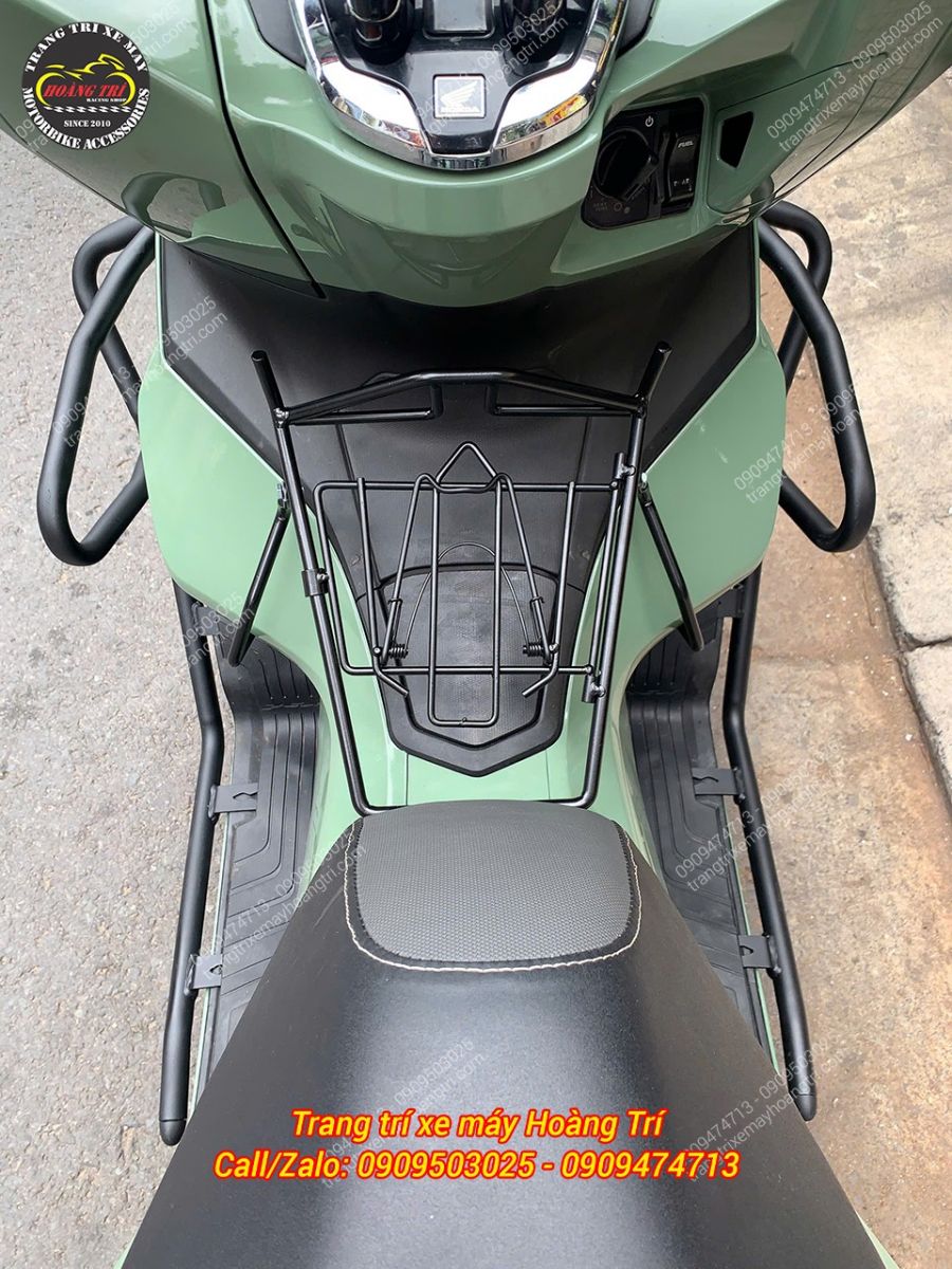 Nhìn từ trên, baga giữa 10 ly PCX 160 tạo không gian treo móc đồ tiện lợi
