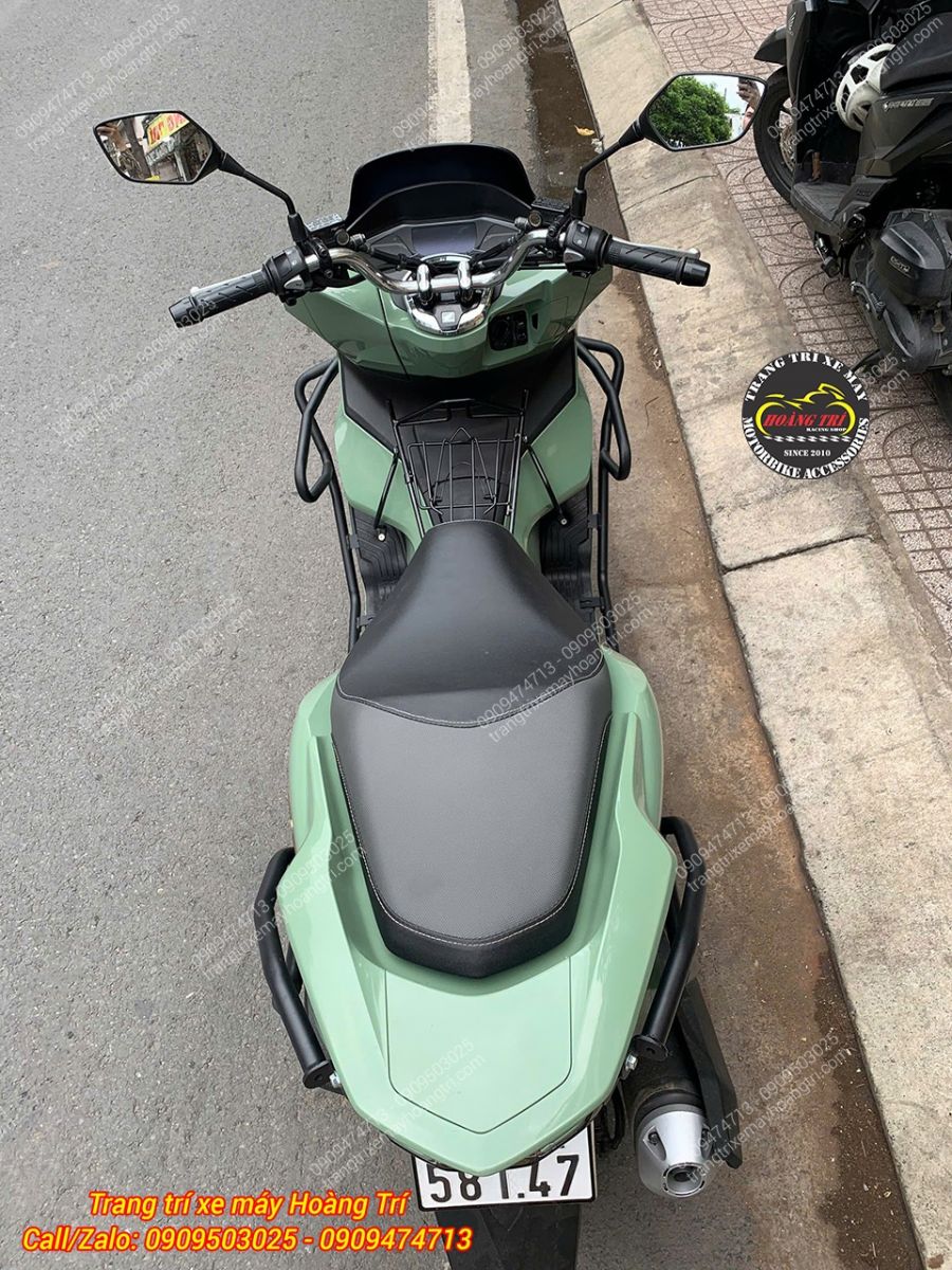 Góc nhìn người lái cho thấy baga giữa 10 ly PCX 160 không ảnh hưởng tư thế ngồi xe
