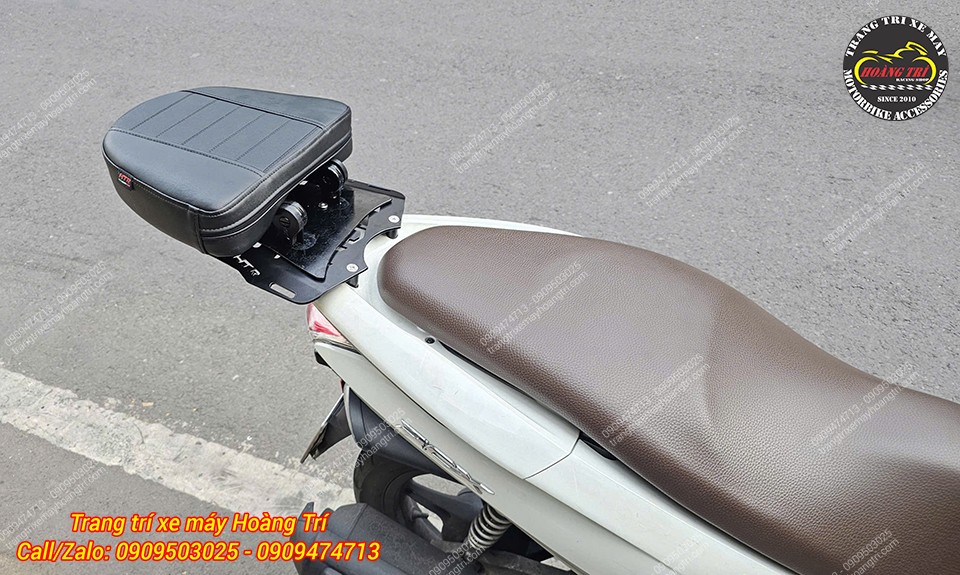 Cận cảnh baga sau kết hợp tựa lưng V2 Honda PCX 2011, tăng sự thoải mái cho người ngồi sau