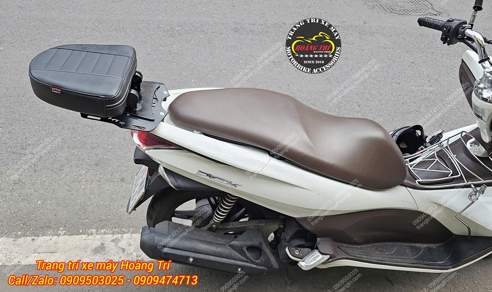 Góc nghiêng Honda PCX 2011 lắp baga sau tựa lưng V2 chắc chắn, tăng tính thẩm mỹ tổng thể