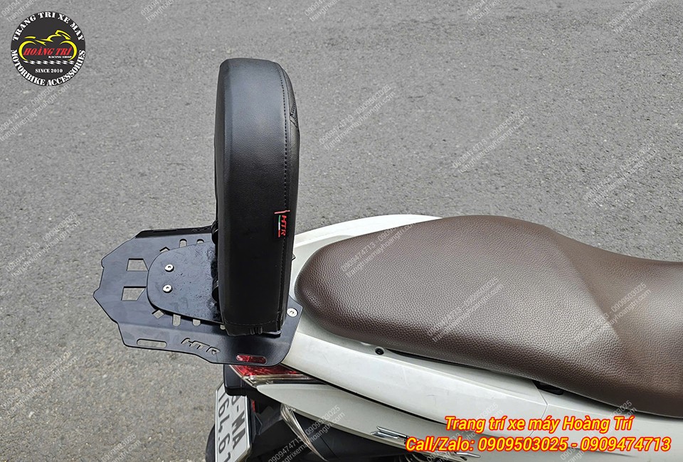Tựa lưng V2 Honda PCX 2011 dựng thẳng chắc chắn, hỗ trợ người ngồi sau thoải mái hơn