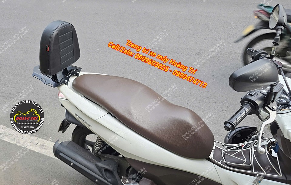 Góc sau Honda PCX 2011 trang bị tựa lưng V2, tăng cảm giác an toàn cho người ngồi sau