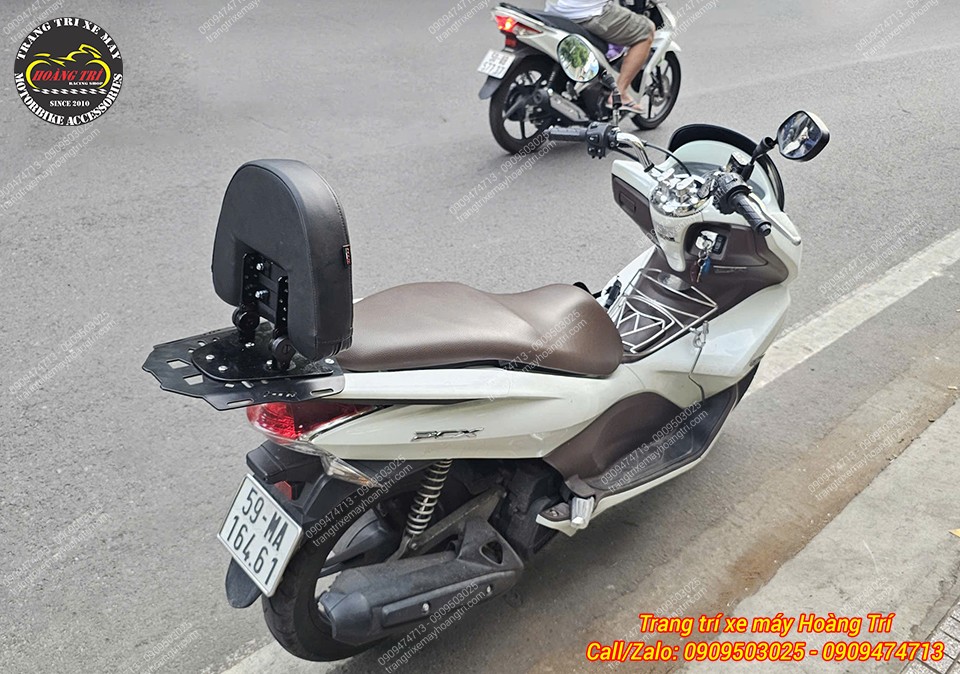 Nhìn từ phía sau, pát tựa lưng sơn đen cứng cáp, hài hòa với tổng thể Honda PCX 2011