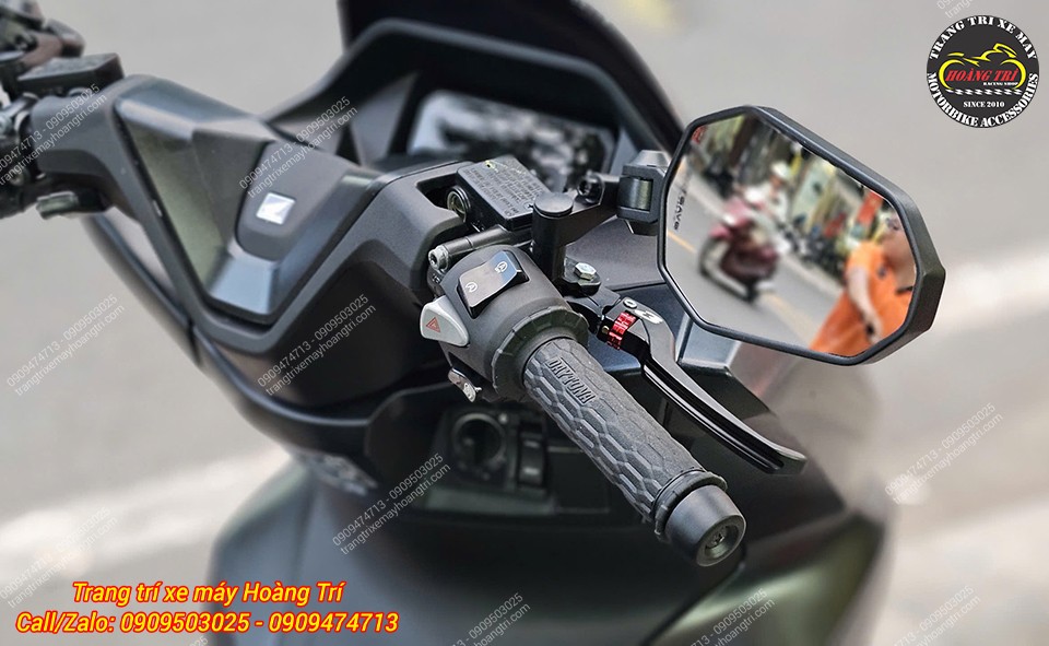 Khu vực tay lái Honda PCX 160 nổi bật với bao tay Daytona cùng kính hậu Shenao cá tính