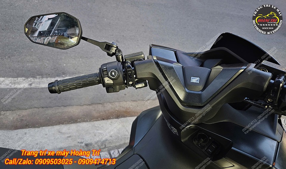 Cận cảnh bên trái Honda PCX 160 lắp bộ đôi phụ kiện đồng bộ, hài hòa về màu sắc tổng thể