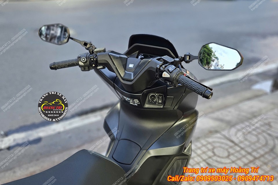 Tổng thể tay lái Honda PCX 160 kết hợp bao tay Daytona và kính hậu Shenao đầy cân đối