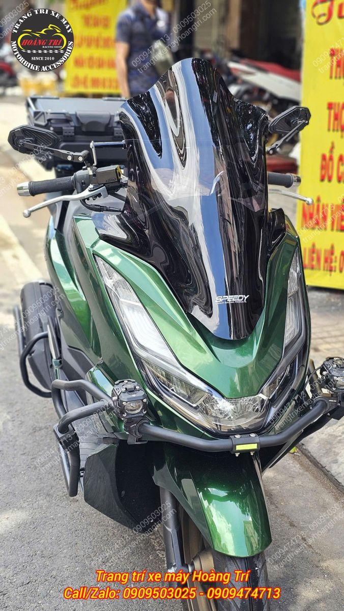Cận cảnh chắn gió Speedy PCX 160 màu khói đen, thiết kế cao tạo vẻ ngoài mạnh mẽ