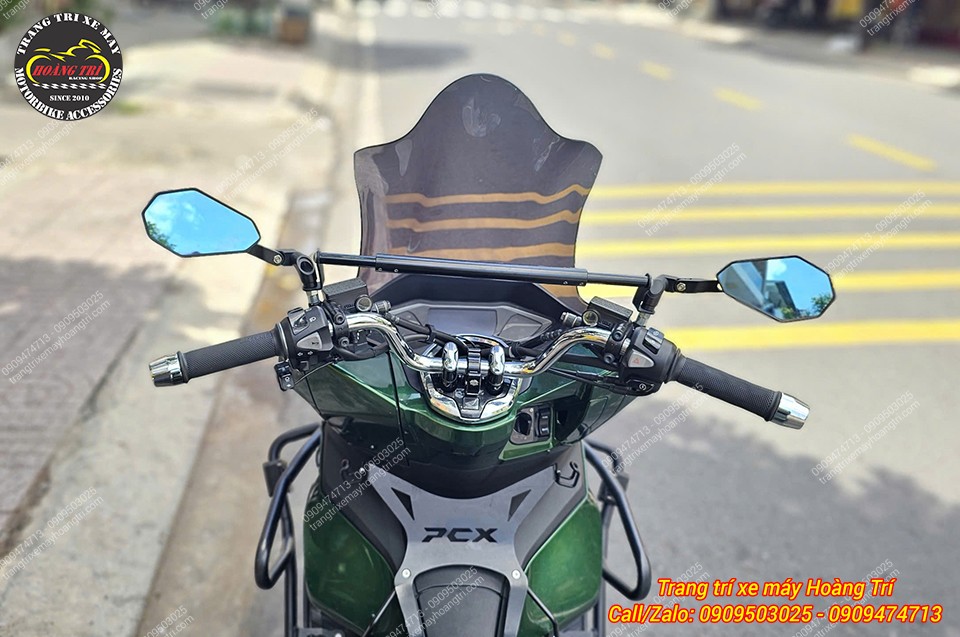 Góc nhìn người lái cho thấy chắn gió Speedy PCX 160 cao ráo, che chắn phía trước tốt