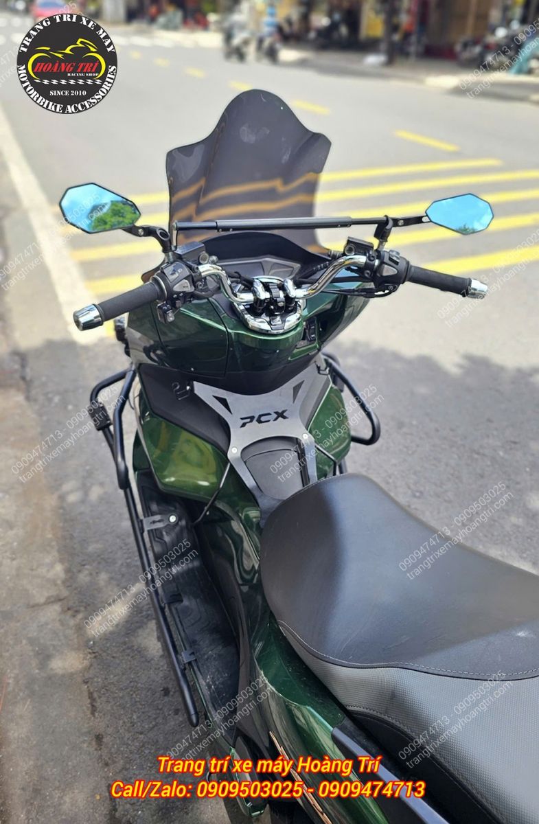 Chắn gió Speedy kết hợp hài hòa cùng ghi đông trần và thanh ngang ghi đông trên PCX 160