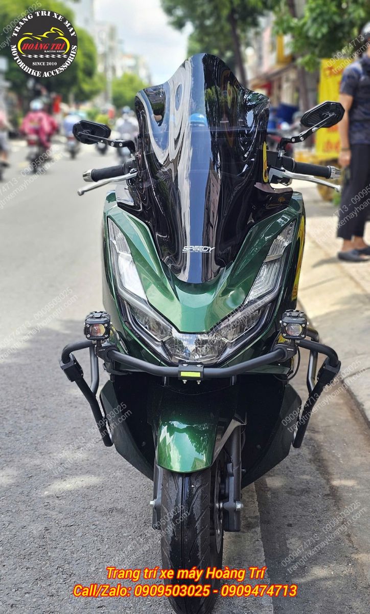 Nhìn trực diện, chắn gió Speedy PCX 160 cân đối phần đầu xe, tăng phong cách cá tính, thể thao