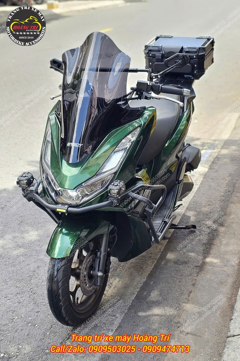 Góc nghiêng PCX 160 nổi bật chắn gió Speedy cùng các phụ kiện khung bảo vệ, thùng sau đậm chất chơi