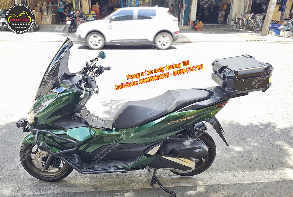 Toàn cảnh PCX 160 trang bị các phụ kiện trang trí tăng vẻ ngoài cá tính và đầy phong cách