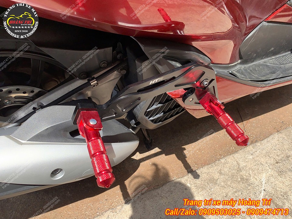 Tổng thể bên phải xe hài hòa giữa gác chân phụ HTR và màu sắc dàn áo của xe