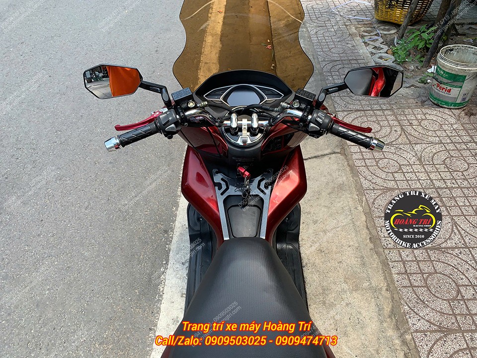 Tổng thể view tay lái với cùm tay lái 2 bên nổi bật với tay thắng và kính hậu kiểu đẹp mắt