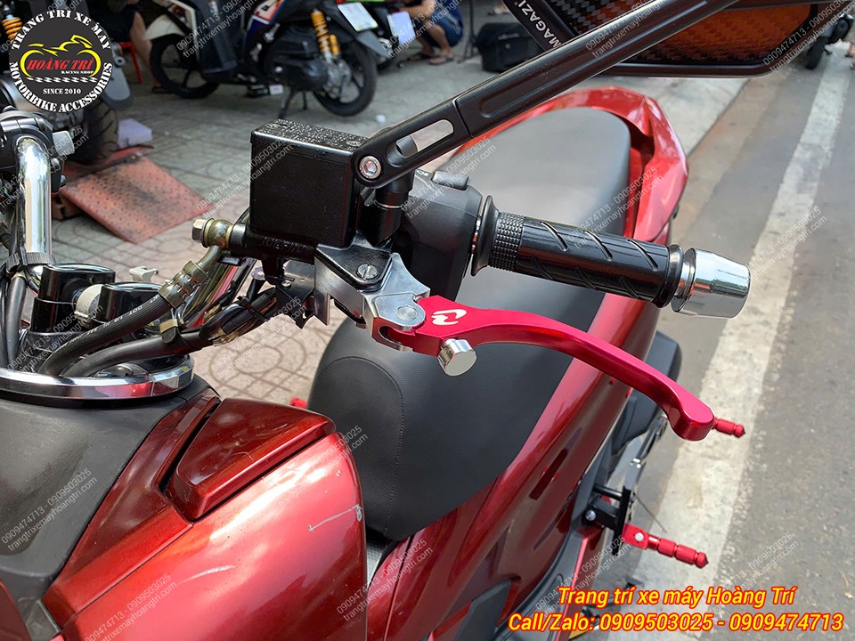 Tay thắng còn lại đối xứng đẹp mắt với thương hiệu Racing Boy bền bỉ và thu hút
