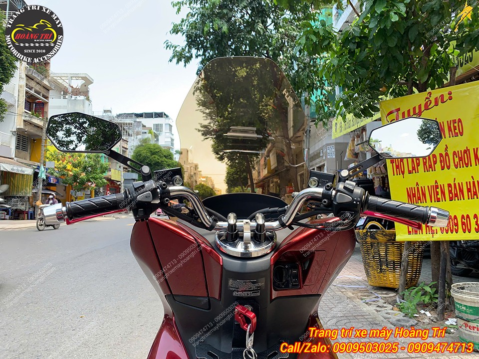 Góc view sau tay lái nổi bật với kính Magazi và kính chắn gió màu trà mang đến sự thu hút độc đáo