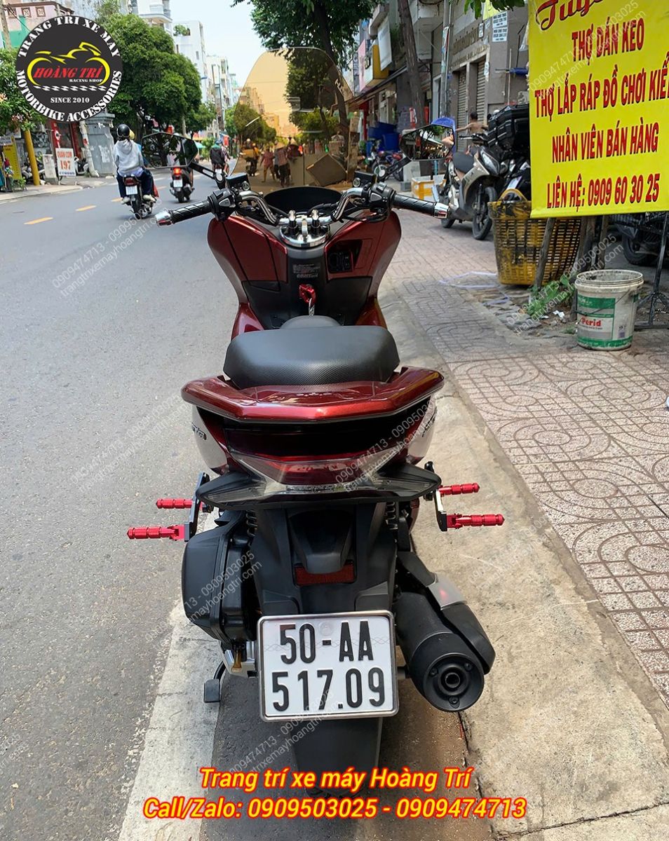 Toàn cảnh view phía sau với gác chân phụ HTR màu đỏ nổi bật kết hợp cùng kính chắn gió màu trà