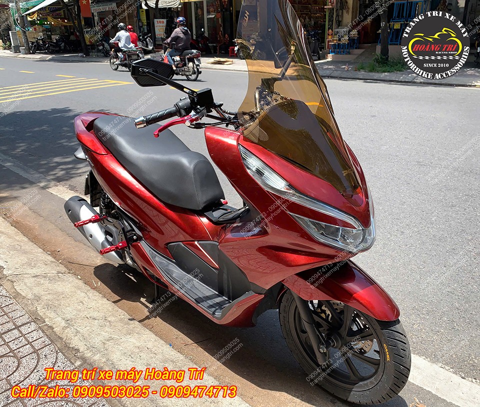 View này khoe trọn kính chắn gió, kính Magazi và dàn phụ kiện nâng cấp đồng bộ với nhau
