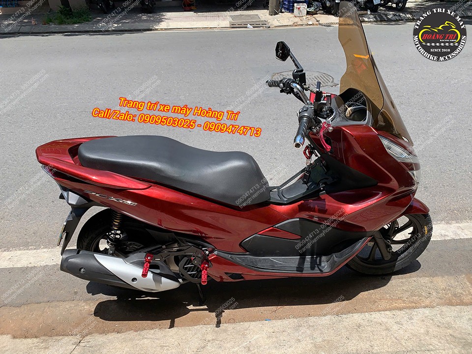 Toàn cảnh bên phải PCX 2018 nổi bật gác chân phụ HTR và kính chắn gió màu trà