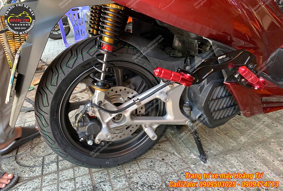 Chiếc PCX 2018 của anh khách đã được độ hoàn thiện phuộc sau YSS G-Series với tông vàng - đỏ