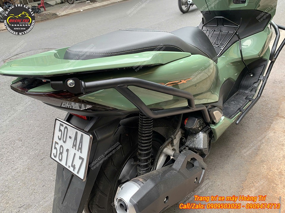 Góc view phía sau cho thấy khung chống đổ HTR bảo vệ hông xe Honda PCX 160 hiệu quả