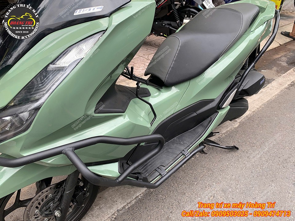 Cận cảnh khung chống đổ trước HTR bảo vệ dàn áo Honda PCX 160 chắc chắn và thẩm mỹ